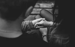 Como ajudar alguém querido a retomar a vida com dignidade e cuidado